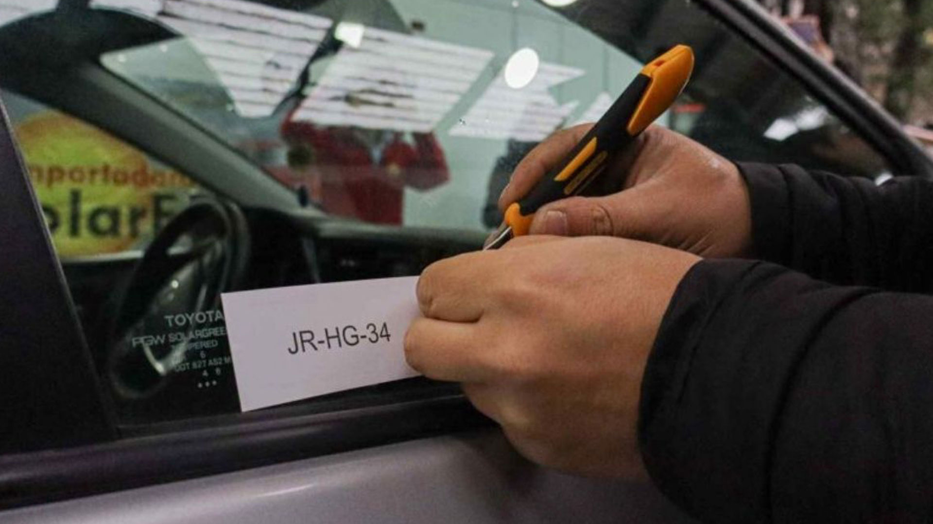 Volkswagen con grabado de patente conforme a la Ley 21.601.